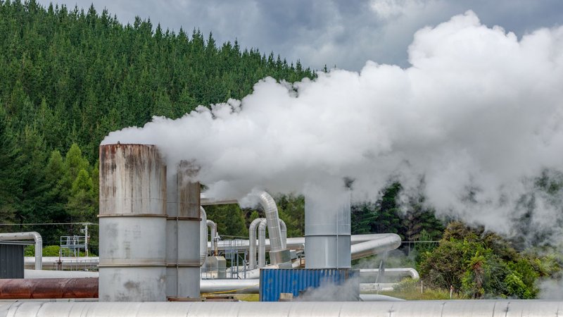 The Wairakei geothermal power plant (New Zealand) was the first power plant in the world to use wet steam wells. (Source: © NMint / stock.adobe.com)