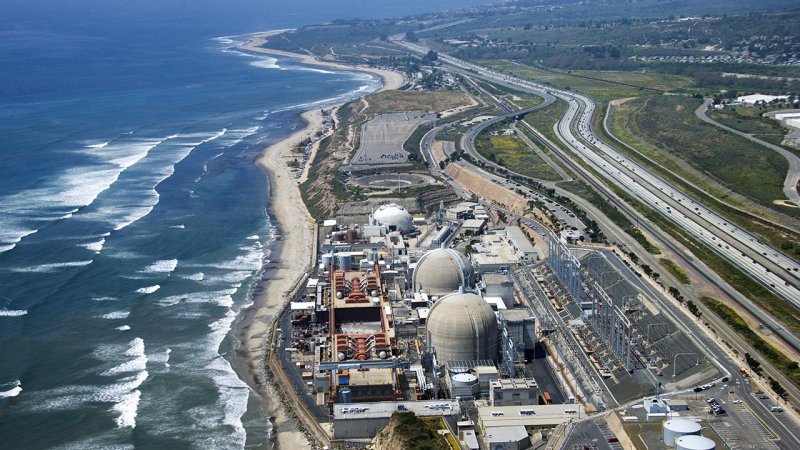 The San Onofre nuclear power plant in California is located on the Pacific Ocean coast and has three pressurized water reactors. The first and oldest is being decommissioned; the other two (PWR 1,200) are currently shutdown due to repairs of the steam generators. (Source: © iofoto / stock.adobe.com)