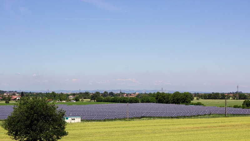 Solar power plants are starting to take up significant areas of agricultural soil. (Source: © cre250 / stock.adobe.com)