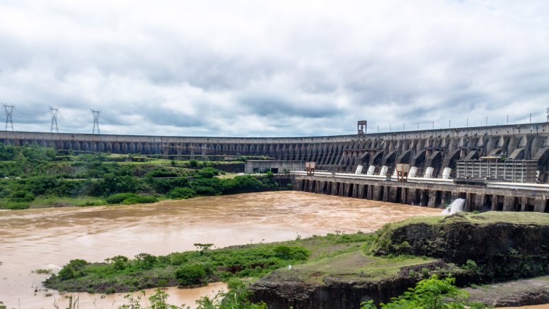 20 generators are installed at the Itaipu hydroelectric power plant on the Parana river (Brazil and Paraguay). Together they amount to 14,000&nbsp;MW of power. (Source: © diegograndi / stock.adobe.com)