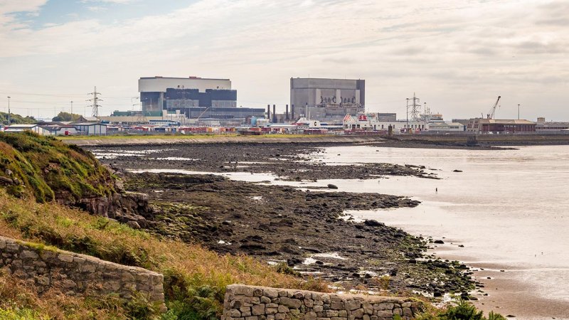 The Heysham nuclear power plant in Great Britain has two independent double-blocks with advanced gas cooled reactors, total installed power output is 2,400&nbsp;MWe. (Source: © Sue Burton / stock.adobe.com)