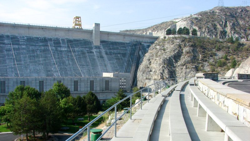 Parking and rest area at the Grand Coulee hydroelectric power plant, Washington, USA. (Source: © jdoms / stock.adobe.com)