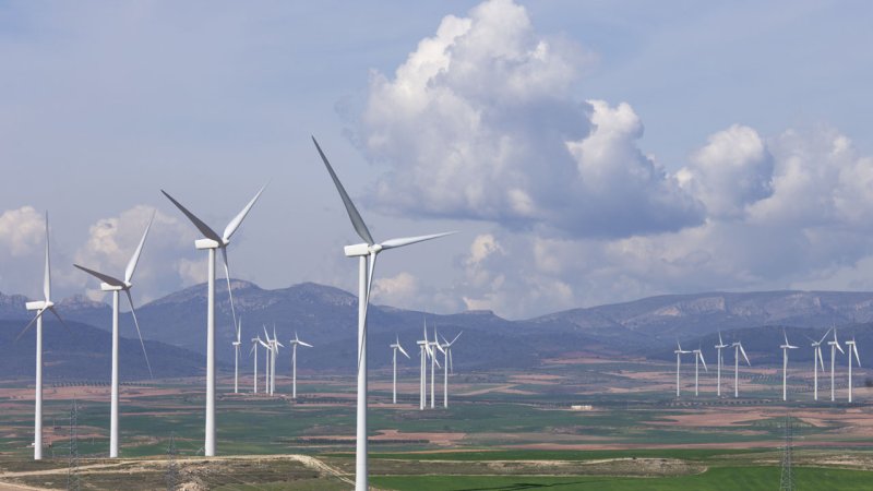 Wind turbines and a power distribution station, which connects them to the grid. (Source: © pedrosala / stock.adobe.com)