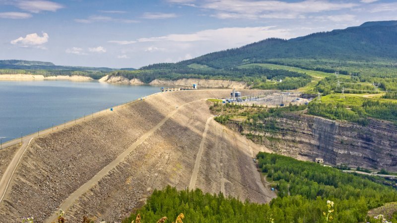 An earth-filled dam is built only from dirt and rock. (Source: © rlesyk / stock.adobe.com)