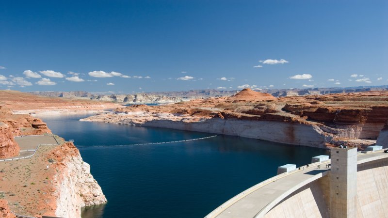 Glen Canyon — this concrete arched dam stems the Colorado river, forming the second largest reservoir in the US, Lake Powell. (Source: © PictureArt / stock.adobe.com)