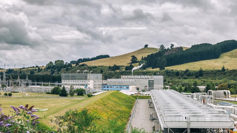 A system of air coolers and condensers fitted with fans at a binary cycle power plant at Wairakei, New Zealand. (Source: © amelie / stock.adobe.com)