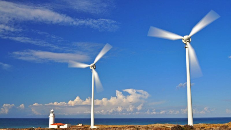 The wind loses only a part of its energy to the rotor blades of wind turbines. (Source: © Ekrem/ stock.adobe.com)