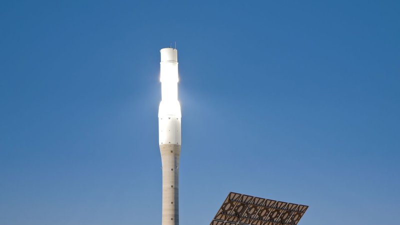 A central tower solar power plant with a circular absorber, which allows for the heliostats to be positioned evenly around the central tower. (Source: © paulrommer / stock.adobe.com)