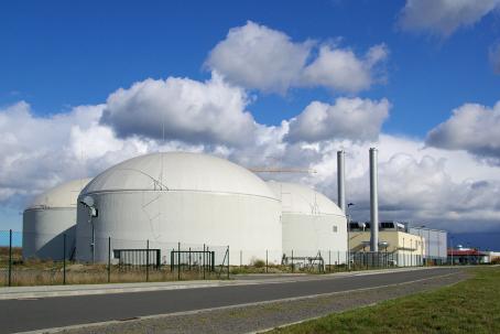 The fermentors of a biogas plant. (Source: © LianeM / stock.adobe.com)