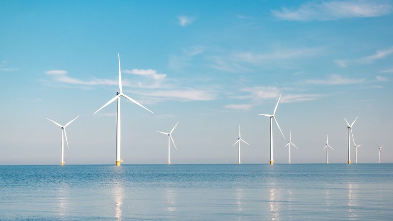 About thirty 2 MW wind turbines of the Scroby Sands wind farm, 2.5&nbsp;km of the shore of Great Yarmouth (England). (Source: © Fokke / stock.adobe.com)