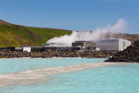The superfluous, mineral-rich water from the Svartsengi geothermal power plant (Iceland) fills the Blue Lagoon — a popular thermal spa. (Source: © Tomasz Wozniak / stock.adobe.com)