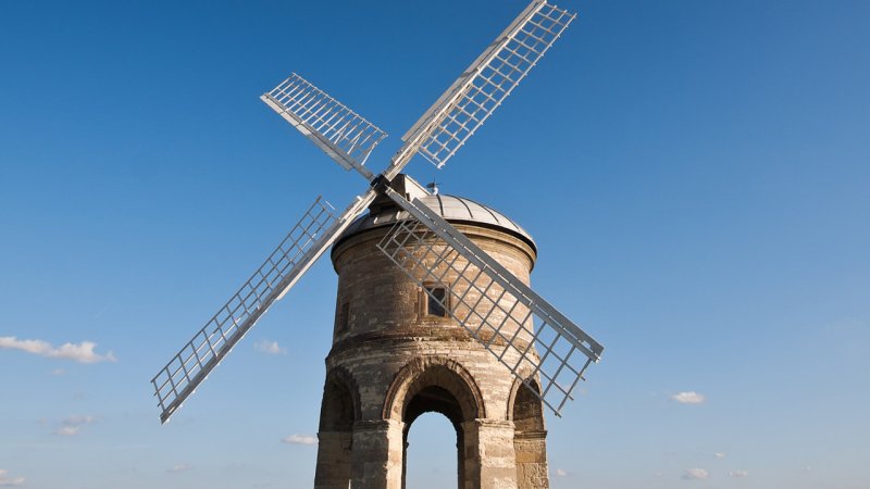 A traditional 17th century stone windmill near the village of Chesterton in Warwickshire, England. (Source: © Meowgli / stock.adobe.com)