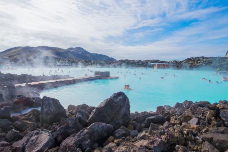 The Blue Lagoon is a renowned spa in the south-western part of Iceland, which utilizes hot mineralized water of a nearby geothermal power plant. (Source: © Puripat / stock.adobe.com)