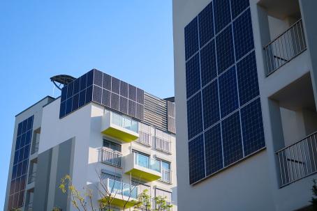 A solar system integrated into the coating of a modern building. (Source: © yanggiri / stock.adobe.com)