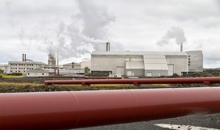 The tubing supplying the transmission medium from individual wells to the Svartsengi power plant, Iceland. (Source: © Chrispo / stock.adobe.com)