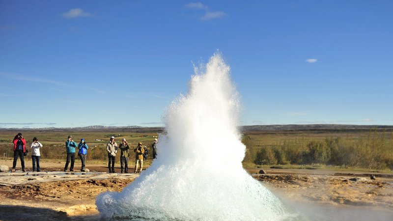 A geyser is awakening — the water is boiling and starting to rush to the surface. (Source: © Oleksandr Umanskyi / stock.adobe.com)