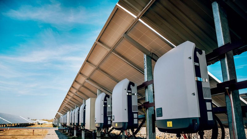 All photovoltaic power plants are fitted with inverters in order to allow them to be connected to the grid. (Source: © romaset / stock.adobe.com)