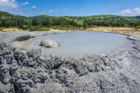 The surroundings of a mud volcano with a bubbling mouth. (Source: © Fotokon / stock.adobe.com)