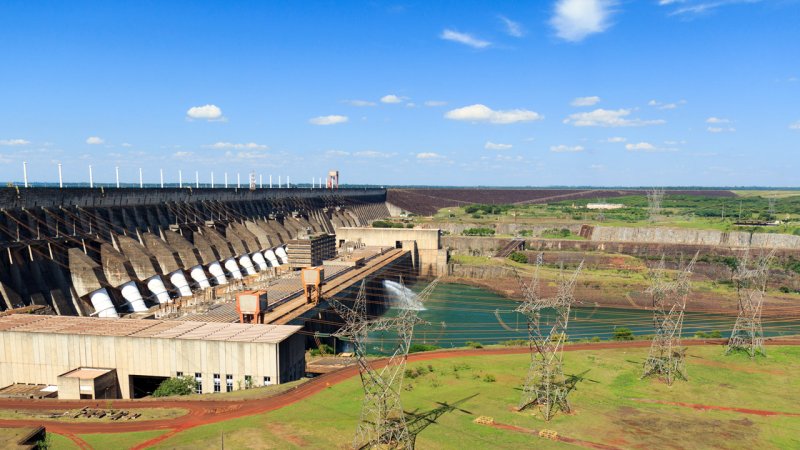 Penstocks of the Itaipu hydroelectric power plant (Brazil and Paraguay). The dam is 7.9&nbsp;km long. (Source: © jantima / stock.adobe.com)