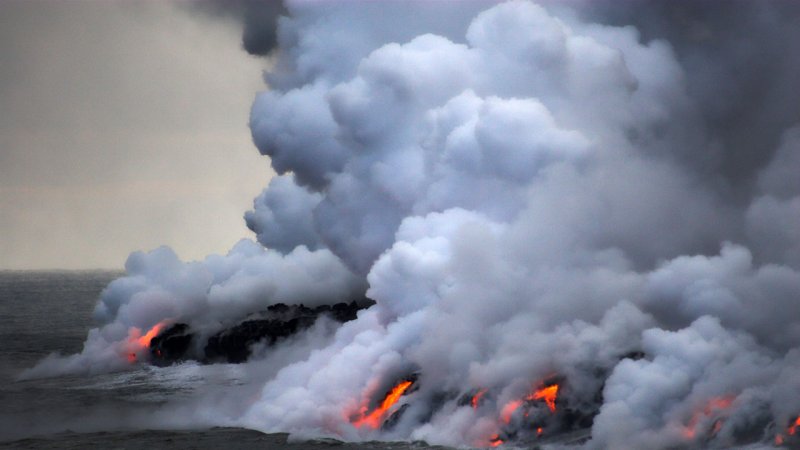 The lava from one of the world’s most active volcanoes, the Kilauea (Hawaii), flows down to the waters of the Pacific and it constantly expands the surface area of the island. (Source: © georgeburba / stock.adobe.com)