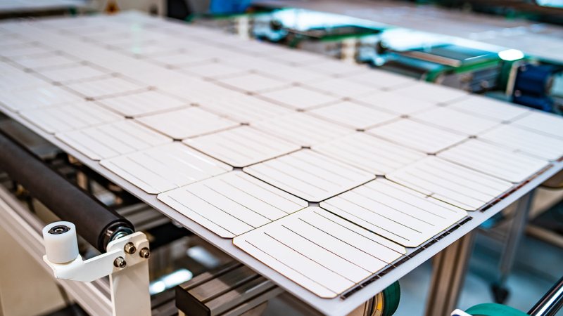 The production of the solar panel begins with the layout of the photovoltaic cells on the back plate of the panel and the connection of the collecting electrodes. (Source: © Vadim / stock.adobe.com)