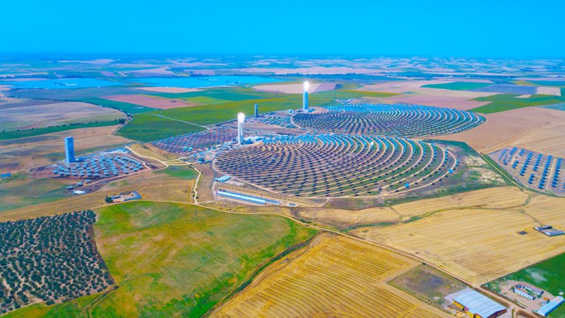 A view of the PS 10 and PS 20 central tower solar power plant near Seville, in Andalusia, Spain. (Source: © SHD / stock.adobe.com)