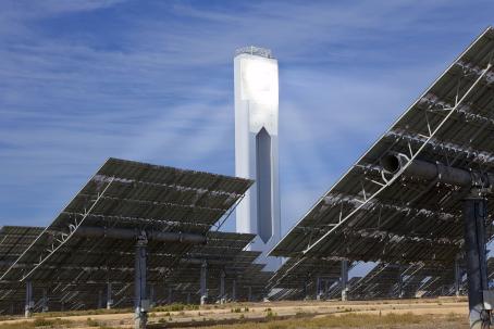 An array of heliostats continuously concentrates the sunlight to the flat absorber at the top of the tower. (Source: © Darren Baker / stock.adobe.com)