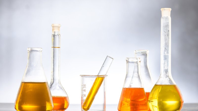 Lab flasks and beakers containing samples of biofuels. (Source: © chokniti / stock.adobe.com)
