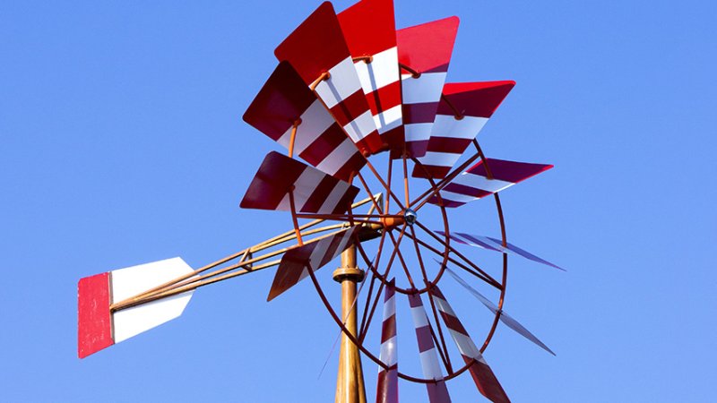 A multi-bladed windmill, used to pump water. (Source: © lunx / stock.adobe.com)