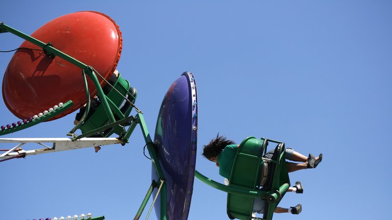 Centrifugal force acts on different merry-go-round seats with different intensities and deflects the seats from their equilibrium position. (Source: © Hamiza Bakirci / stock.adobe.com)