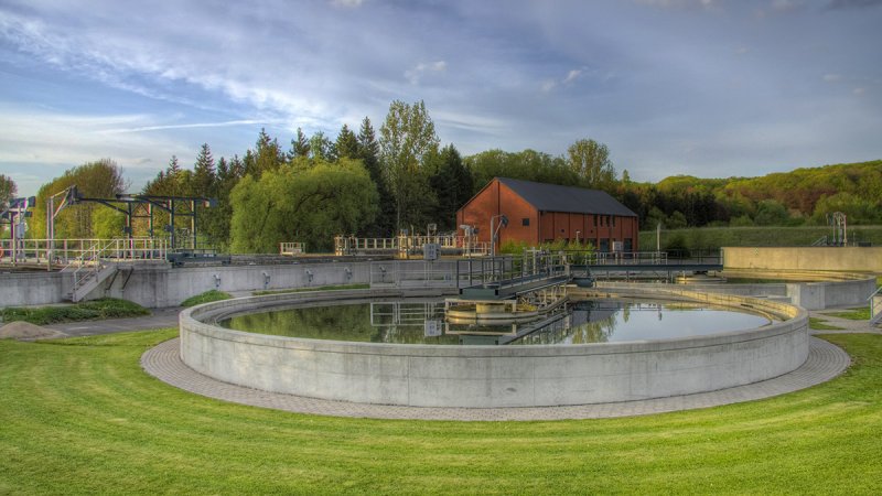 Wastewater and the slurry from wastewater treatment plants are biomasses which ferment, too. (Source: © gringos / stock.adobe.com)