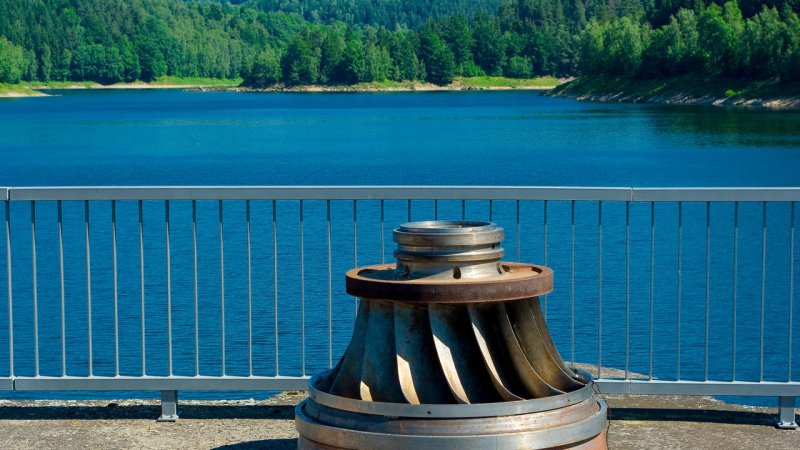 One of the first turbines installed in a hydro power plant called Vir, Czech Republic. It is now placed as a decoration on the dam. (Source: © zbynek / stock.adobe.com)