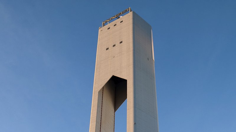 The rear side of a central tower thermal solar power plant from the PS 20 plant in Spain. (Source: © paulrommer / stock.adobe.com)