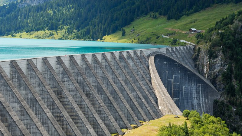 Roselend Dam in the Graian Alps, France. The massive concrete dam combines an arch section with buttress-supported sections and is about 150&nbsp;m high. Its construction lasted from 1955 to 1962. (Source: © beatrice prève / stock.adobe.com)