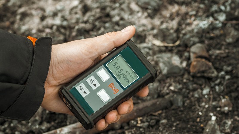 Use of a handheld radiation meter to measure the ambient dose rate. (Source: © filin174 / stock.adobe.com)