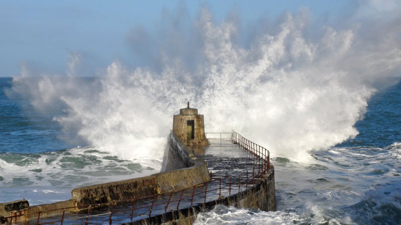 The power of ocean waves. (Source: © Sharpshot / stock.adobe.com)