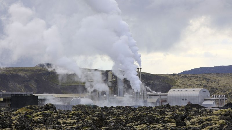 The Svartsengi geothermal power plant (Iceland) was built in the middle of a lava field. (Source: © PaoloGiovanni / stock.adobe.com)