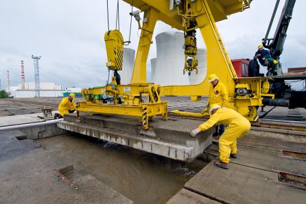 Concreting and closing of a cavity containing barrels with radioactive waste. The low-level and medium-level waste generated by both Czech nuclear power plants are stored in the modern repository at the Dukovany nuclear power plant facility. (Source: SÚRAO)