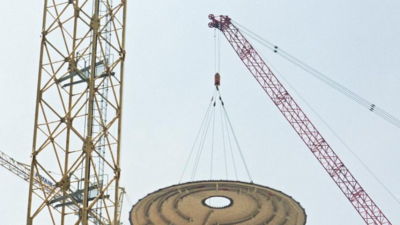 Installation of the top part of the containment, before concreting. The piping of the emergency spray system is clearly visible on the spherical cap. (Source: ČEZ, a. s.)