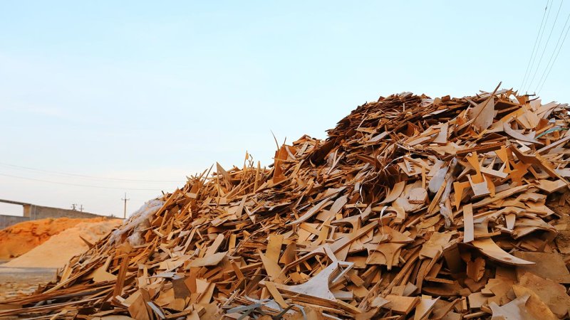 A pile of wooden waste a aiting processing so it can be used at combustion plants. (Source: © Stepanych / stock.adobe.com)