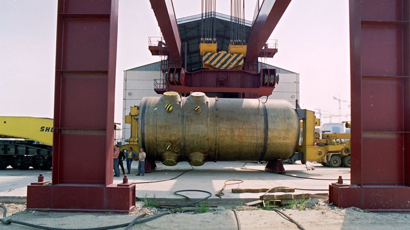 The difficult transport of the nuclear reactor pressure vessel to the Temelin power plant. The vessel is 11 meters high and is made of chrome-nickle-molybden-vanadium steel. (Source: ČEZ, a. s.)