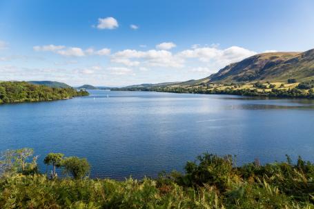 Ennerdale Water is a clean glacial lake in the Lake District National Park in Cumbria, England. No roads lead to this lake. (Source: © Steve Porritt / stock.adobe.com)