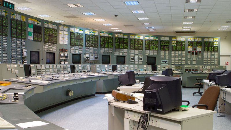 A nuclear power plant is controlled by operators from the control room. The horizontal panels are used for the direct control of the equipment; the vertical panels located behind are mostly used to display information. (Source: © PozitivStudija / stock.adobe.com)