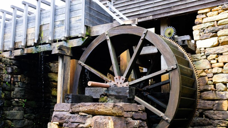 An overshot water wheel with an interesting flume ending. (Source: © Samuel / stock.adobe.com)