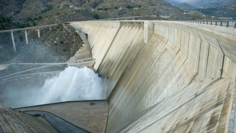 Concrete gravity dams / A giant concrete gravity dam. (Source: © tonisalado / stock.adobe.com)