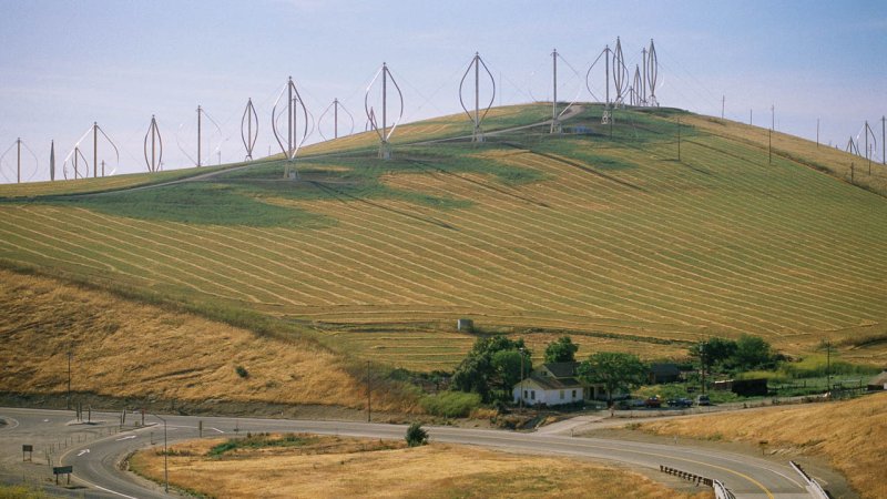 Wind farm from Darrieus vertical axis wind turbines. (Source: © spiritofamerica / stock.adobe.com)