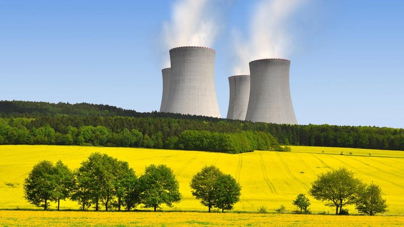 Cooling towers are a dominant feature of most fossil power plants, and also of nuclear power plants. Although up to 150 meter high, they may be implanted into the landscape quite sensitively. (Source: © vencav / stock.adobe.com)