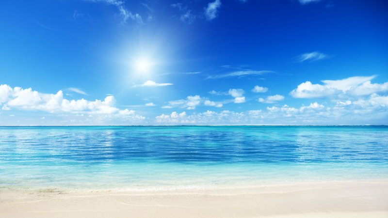 In tropical regions the Sun strongly heats surface layers of oceans. (Source: © Iakov Kalinin / stock.adobe.com)