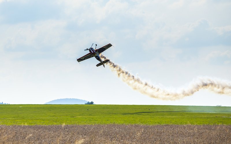 Lift forces on an aerobatic aircraft (Source: © qfiatoo / stock.adobe.com)