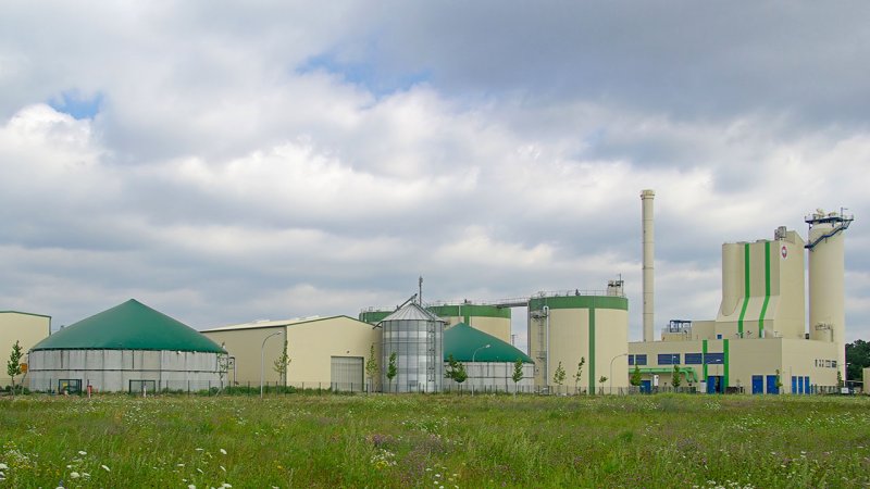A biogas plant. (Source: © LianeM / stock.adobe.com)